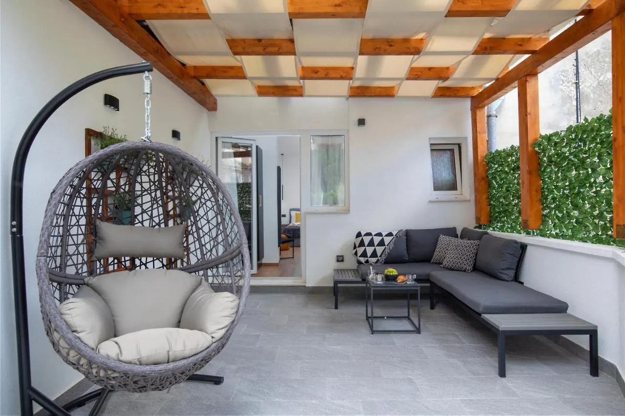 Deluxe Rooms And Apartments Korzo Pula 0*,